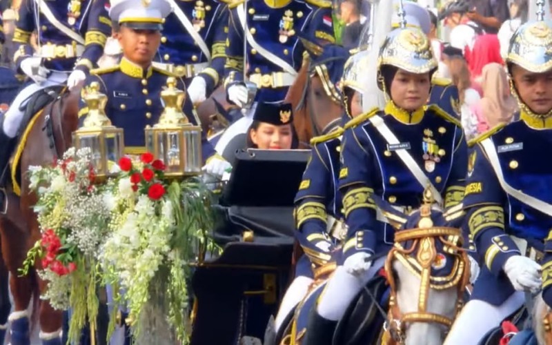 Dikawal 45 Motor Polisi Militer hingga Pasukan Berkuda, Kirab Bendera Merah Putih Bergerak ke Istana (Setkab)