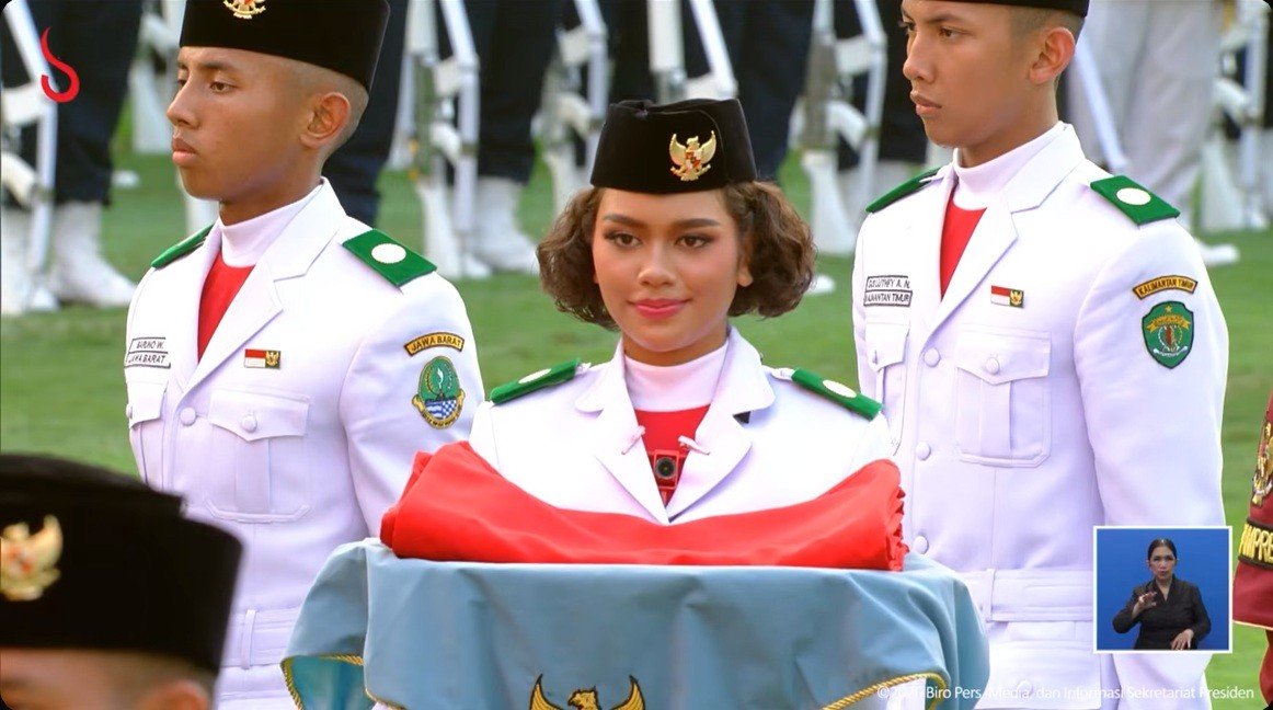Neeltje Deliana Putri Papua Pembawa Baki Upacara Penurunan Bendera HUT ke-81 RI di Istana. (Foto YT Setpres)