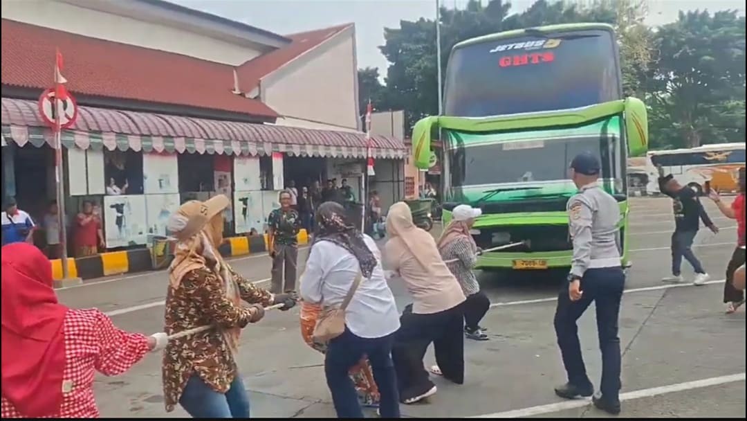 Lomba 17 Agustusan Unik: Tarik Bus AKAP di Terminal Kalideres, Peserta Dominan Wanita. (Foto: MNC Media)