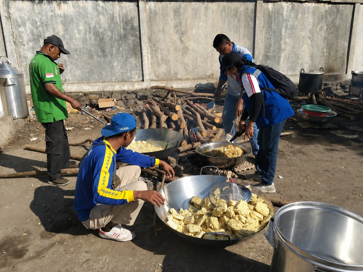 Dapur Umum Kemensos Siapkan 9.500 Bungkus Makanan per Hari untuk Pengungsi Gempa NTT. (Foto: Kemensos)