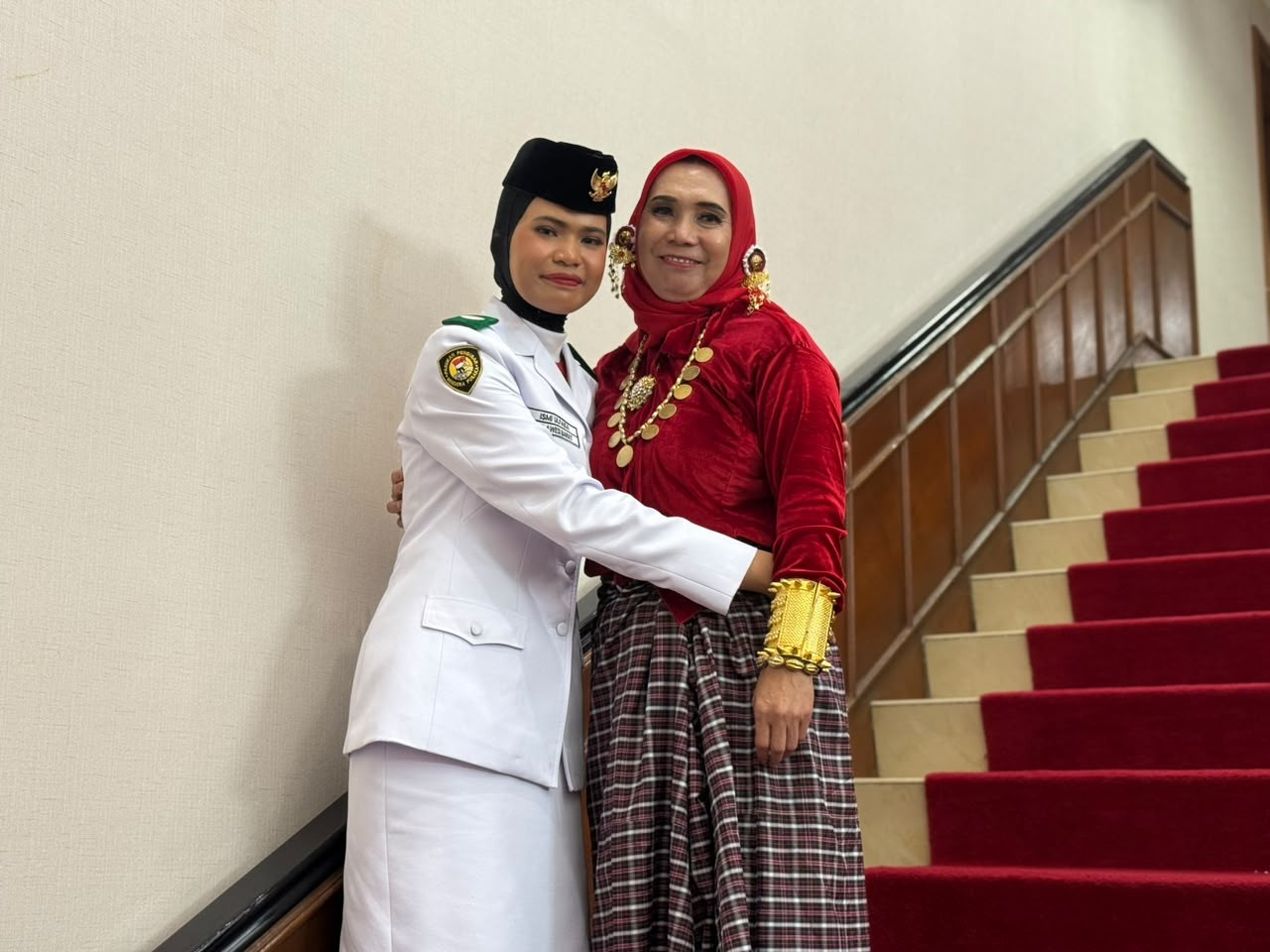 Haru Orang Tua Siswa Sekolah Rakyat yang Terpilih Paskibraka Nasional 2026 di Istana Merdeka. (Foto: Istimewa)