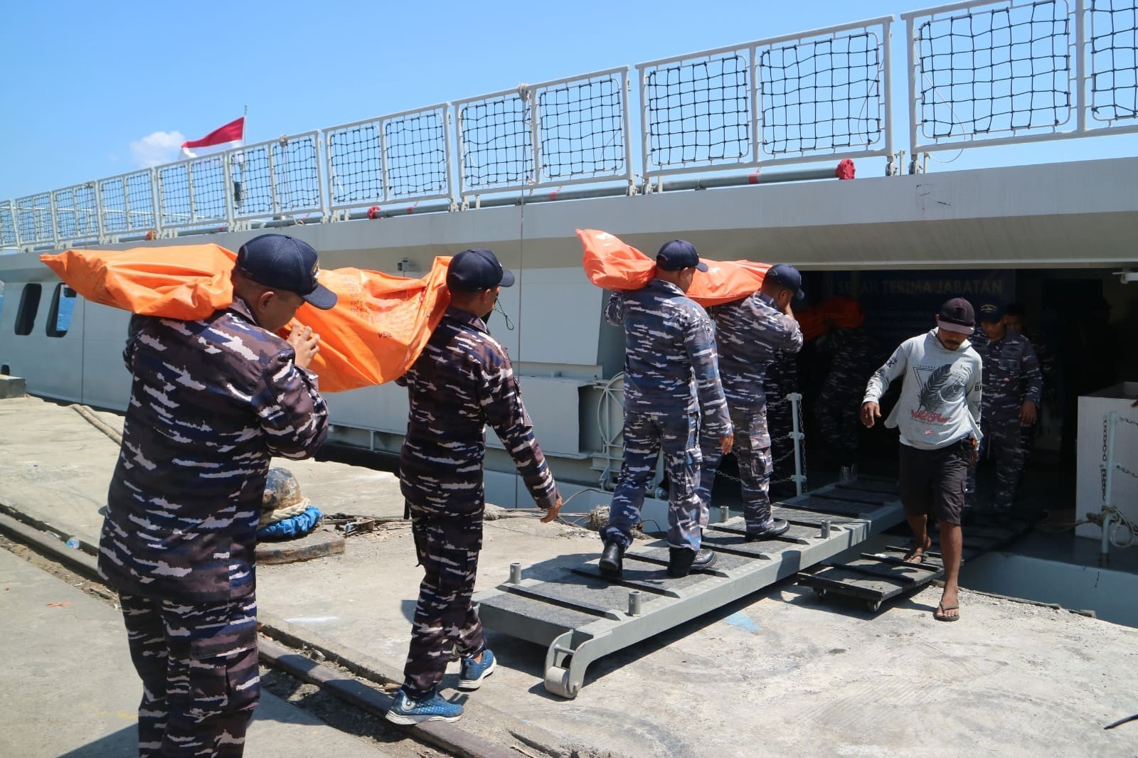KRI Bung Hatta Dikerahkan, Distribusikan Bantuan untuk Korban Gempa NTT. (Foto: BNPB)