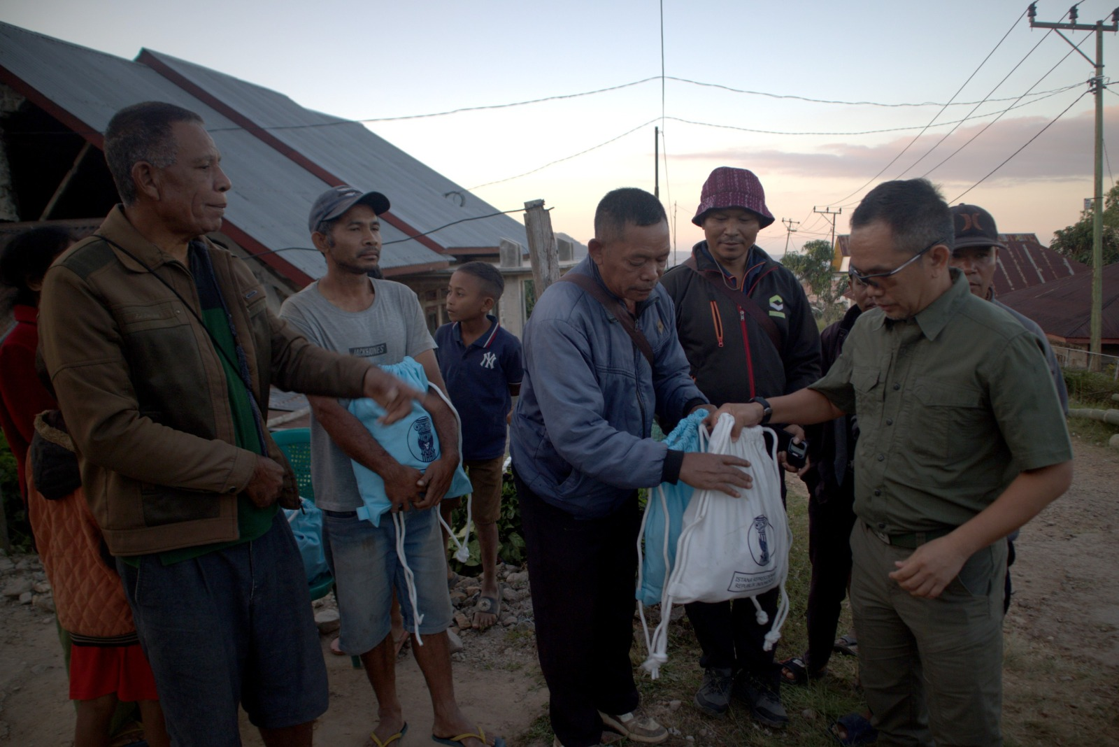 Tembus Area Terpencil, BNPB Salurkan Bantuan ke Korban Gempa NTT. (Foto: BNPB)