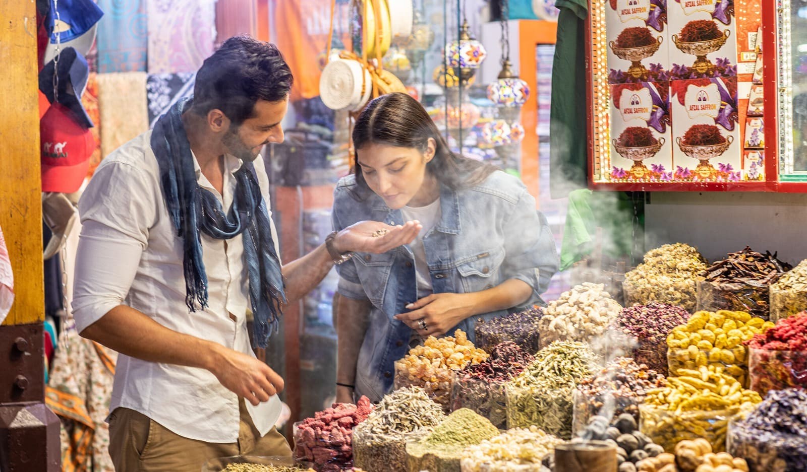 Deretan Oleh-Oleh yang Wajib Diburu di Dubai, Cokelat Viral hingga Madu Khas Arab. (Foto: Dubai Department of Economy & Tourism)
