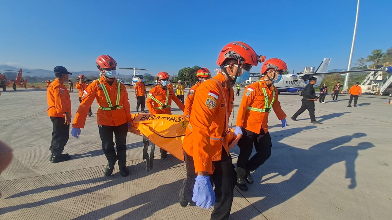 Kelelahan Saat Distribusi Bantuan, Satu Relawan Kemanusiaan Gempa NTT Gugur. (Foto: Basarnas)
