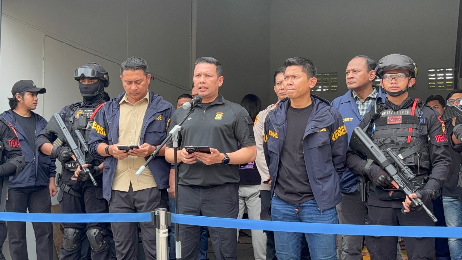 Polda Metro Jaya Bongkar Pembuatan Uang Palsu di Tangsel, Sita Barang Bukti Rp36 Miliar. (Foto: MNC Media)