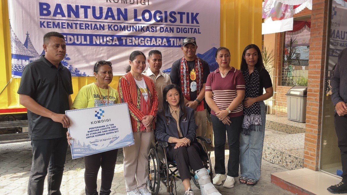 Komdigi Salurkan 20 Perangkat Starlink dan Logistik untuk Korban Gempa NTT. (Foto: MNC Media)