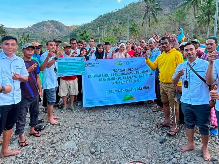 Pegadaian Peduli, Salurkan Bantuan Untuk Pembangunan Jembatan Raba Sa’u Desa Mawu. (Foto: Doc Pegadaian)