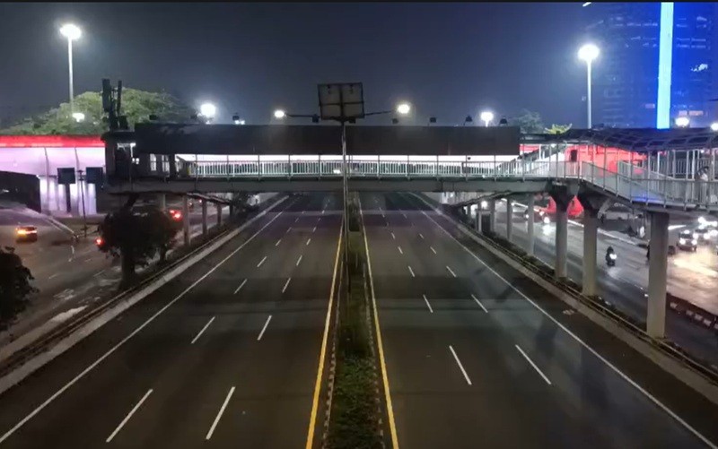 Ruas jalan tol dalam kota yang berada di sebelah Jalan Gatot Soebroto, Jakarta ditutup untuk pengendara. (Foto: iNews Media/Puterenegara)