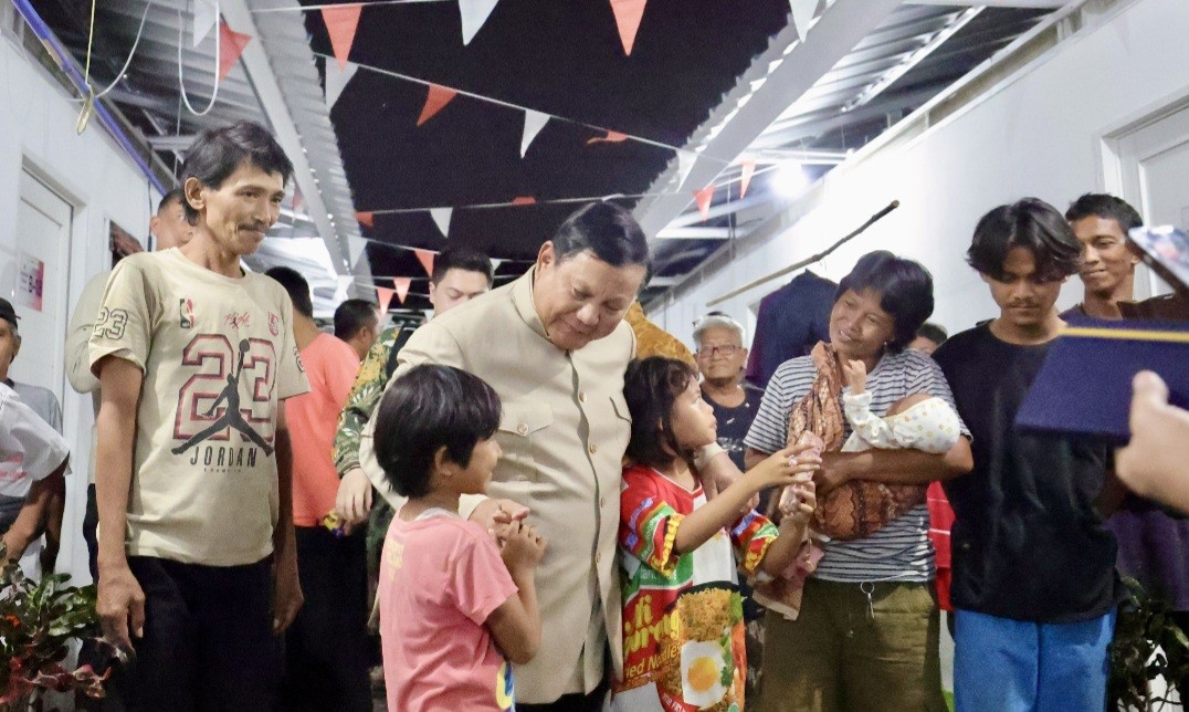 Prabowo Temui Sejumlah Warga Ex Pinggiran Rel Kereta di Hunian Barunya (FOTO:Dok Ist)