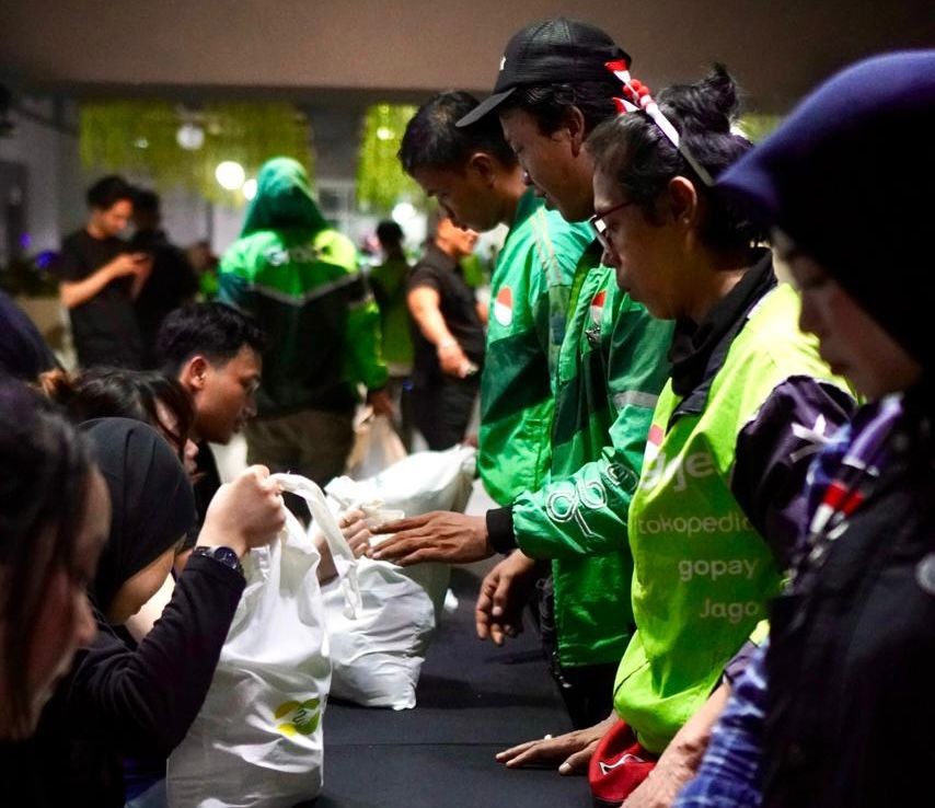 Semangat MengEMASkan Indonesia, Pegadaian Salurkan 1.000 Paket Sembako untuk Pengemudi Ojek Online. (Foto: Doc Pegadaian)