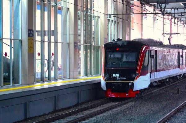 Pengguna KRL di Stasiun Sudirman Baru Naik Tiga Kali Lipat Usai Stasiun Karet Ditutup. (Foto: iNews Media Group)