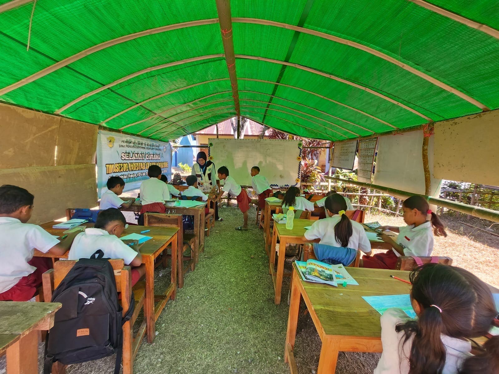 Sekolah Kembali Dibuka, Kemendikdasmen Dirikan Tenda di NTT untuk Kelas Darurat. (Foto: Kemendikdasmen)