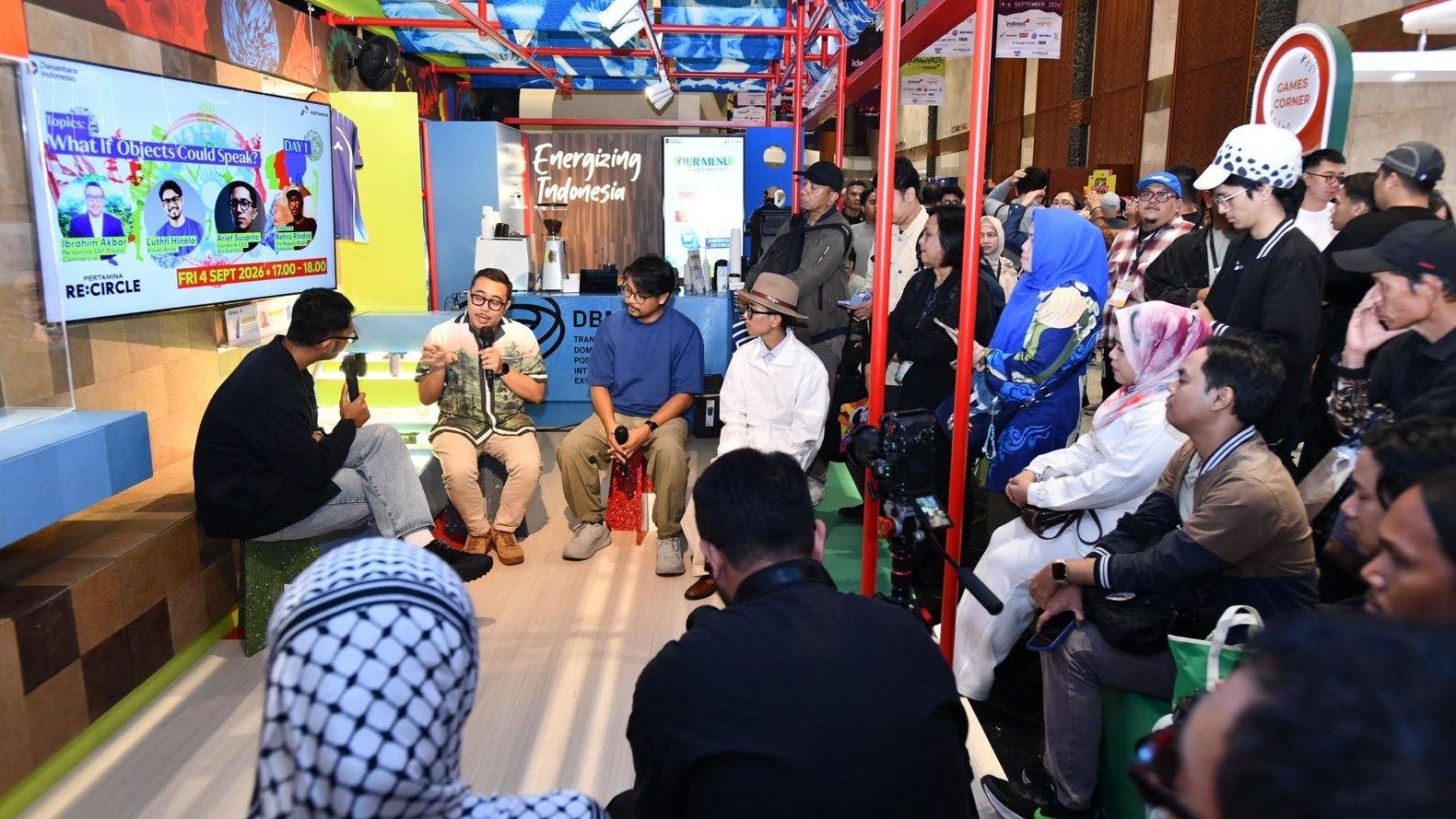 Pertamina Kenalkan Bahan Bakar Pesawat Berbasis Minyak Jelantah kepada Anak Muda di IdeaFest. (Foto Istimewa)