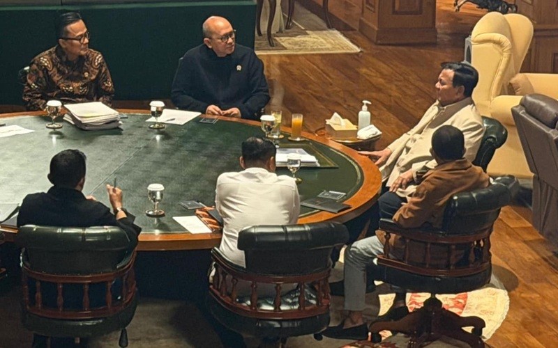 Presiden Prabowo Subianto memanggil Menteri Investasi dan Hilirisasi serta CEO Danantara Rosan Roeslani, Menteri ESDM Bahlil Lahadalia. (Foto: Dok. Setkab)