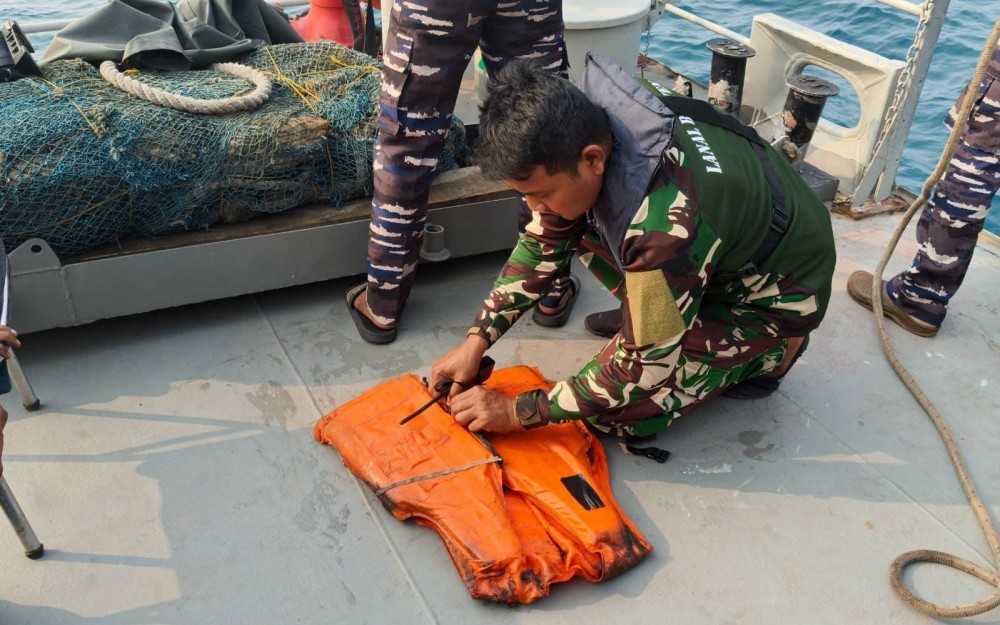 Kronologi dan Penampakan Life Jacket yang Ditemukan saat Pencarian Jurnalis Hilang di Selat Sunda