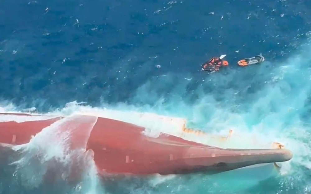 Penampakan Kapal KM Virgo Transport 8 yang Terbalik di Tengah Laut Usai Dihantam Ombak Besar