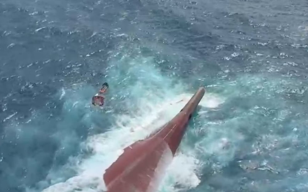 Penampakan Kapal KM Virgo Transport 8 yang Terbalik di Tengah Laut Usai Dihantam Ombak Besar