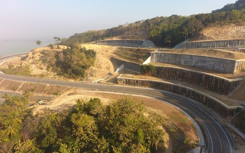 Jalan Baru Kretek-Girijati yang dikenal sebagai Jalur Kelok 23 mulai memasuki tahap uji coba untuk lalu lintas kendaraan. (Foto: Dok. PU)