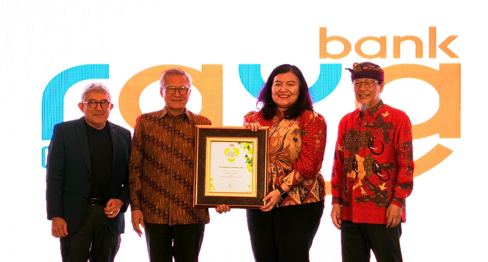 Dorong Keuangan Berkelanjutan, Bank Raya Raih Indonesia Sustainable Business & ESG Excellence Award. (Foto: Doc Bank Raya)