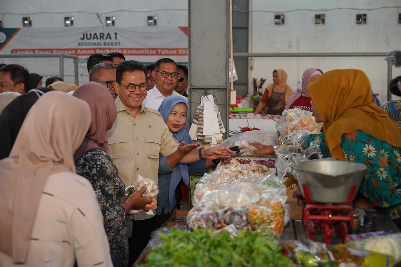 Mendag Budi Pantau Bahan Pokok di Yogyakarta, Pastikan Harga Stabil dengan HET dan HA. (Foto: Kemendag)
