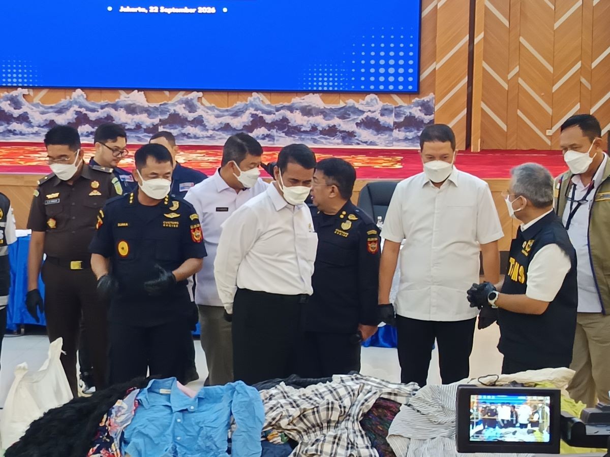 Bea Cukai Ungkap Modus Penyelundupan Beras hingga Balpres Senilai Rp27,3 Miliar. (Foto: Rohman Wibowo/iNews Media Group)