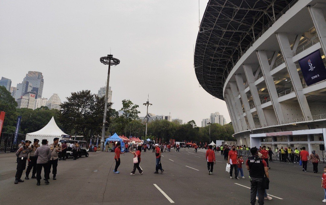 Jelang Laga Timnas Indonesia vs Singapura, Suporter Mulai Ramaikan Area GBK (FOTO:Dok Ist)
