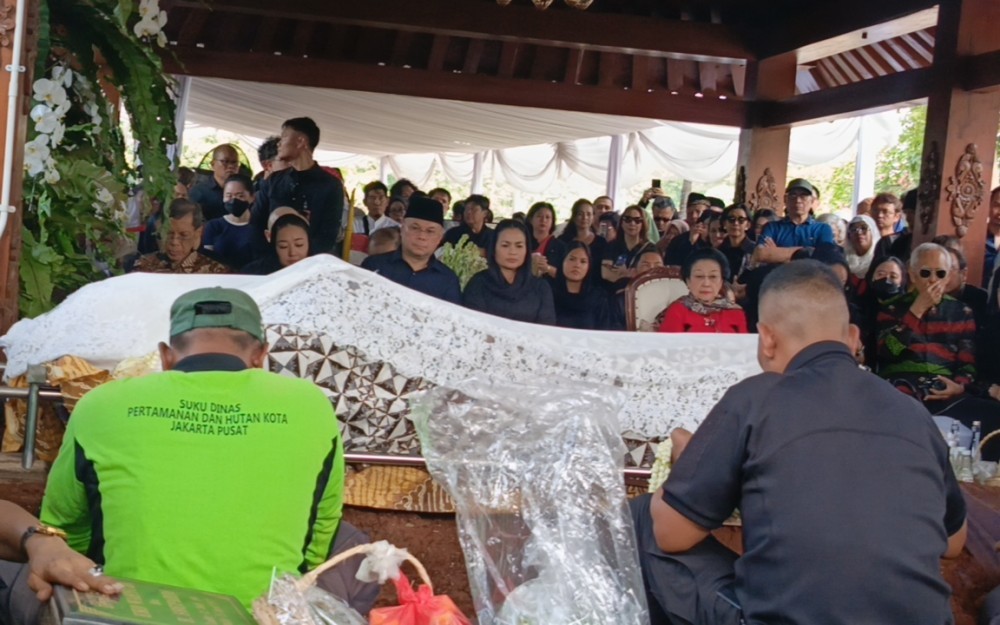 Jenazah Guntur Soekarnoputra Tiba di TPU Karet Bivak  