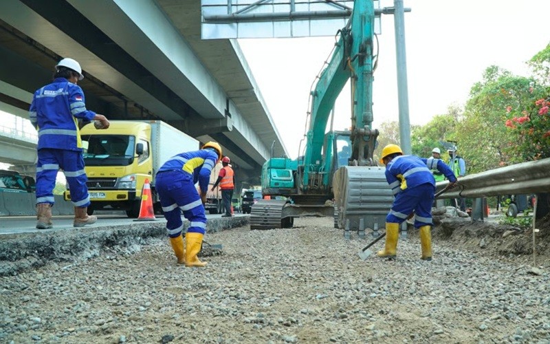 PT Jasamarga Tollroad Maintenance (JMTM) melaksanakan pekerjaan preservasi di sejumlah titik Jalan Tol Jakarta-Cikampek. (Foto: Ist)