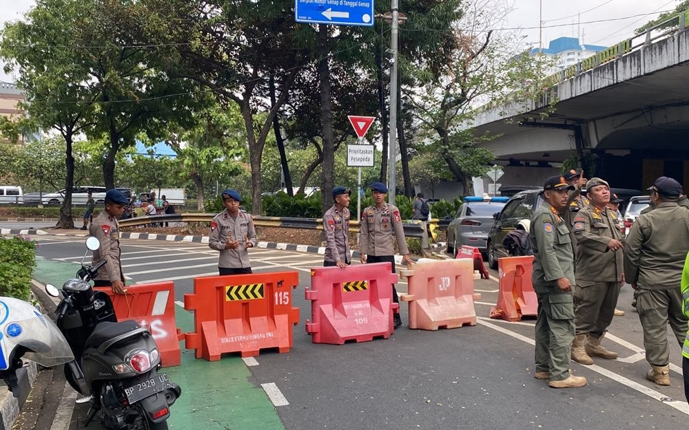 Ada Unjuk Rasa di Depan Gedung DPR, Polisi Tutup Lalu Lintas di Jalan Gatot Subroto Arah Slipi