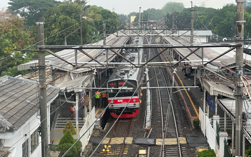 Ada Pohon Tumbang Tutupi Rel, KRL Jakarta-Depok Terganggu