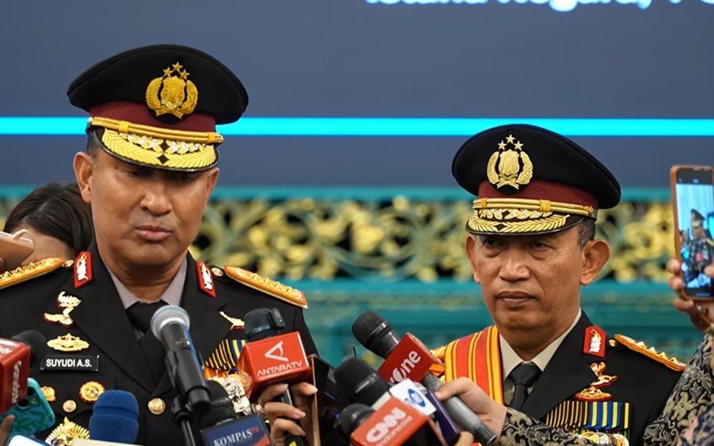 Saling Puji Kapolri Suyudi dengan Jenderal Listyo Sigit