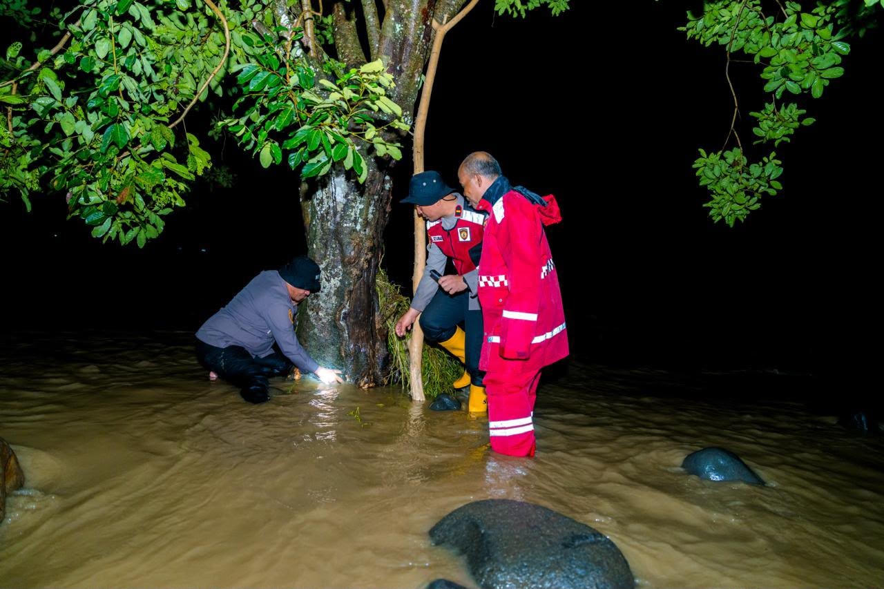 Polri Kerahkan Personel untuk Evakuasi Korban Banjir Padang. (Foto; Polri)