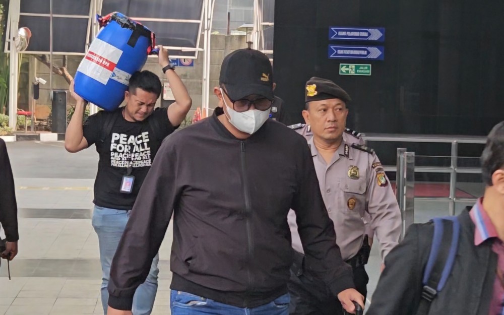 Bupati Klaten Tiba di Gedung KPK Usai Terjaring OTT, Bawa Tong