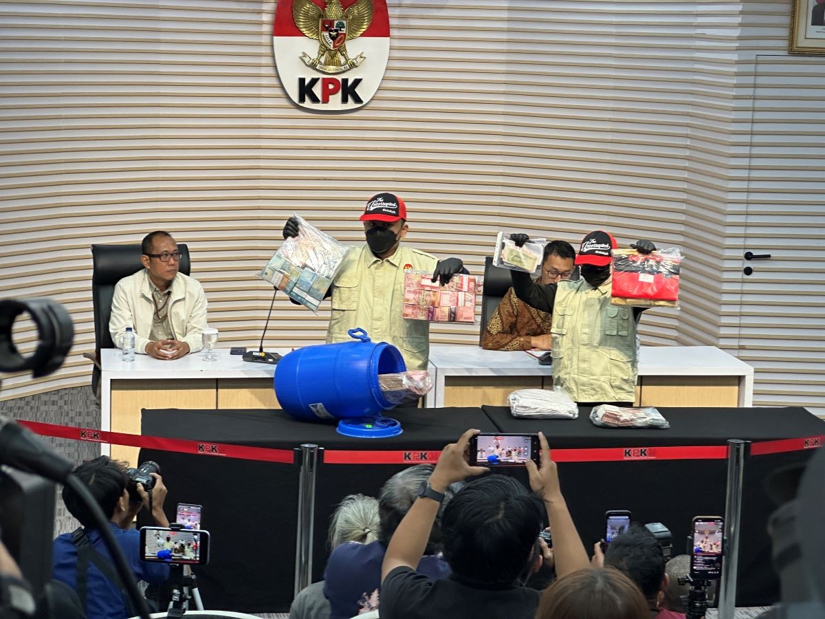 KPK Perlihatkan Uang dalam Tong Milik Bupati Klaten, Isinya Rp934 Juta. (Foto: iNews Media Group)