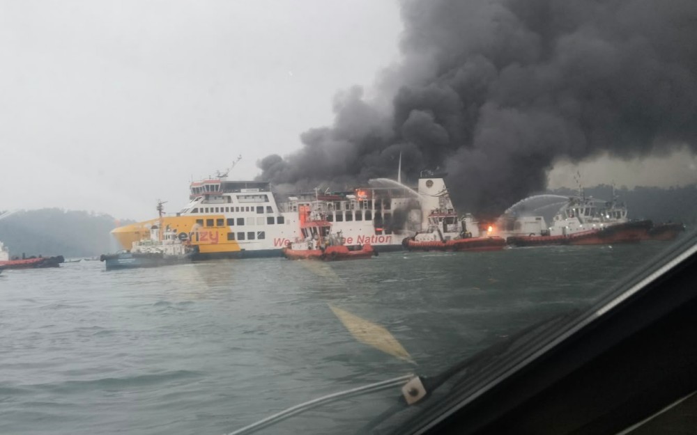 Kapal Batu Mandi Terbakar di Merak, Penumpang Dievakuasi 