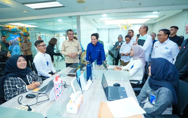 Menteri Ketenagakerjaan Yassierli mengapresiasi pelaksanaan Program Magang Nasional di PT Bank Rakyat Indonesia (Persero) Tbk atau BRI (BBRI). (Foto: Ist)