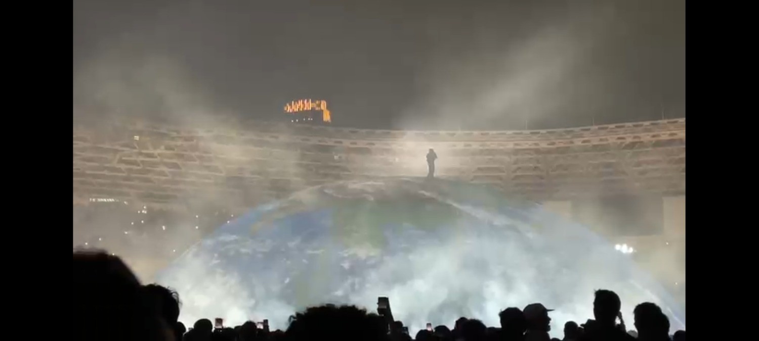 Kanye West Gebrak GBK Lewat Panggung Kubah Raksasa, Bius Puluhan Ribu Penonton.