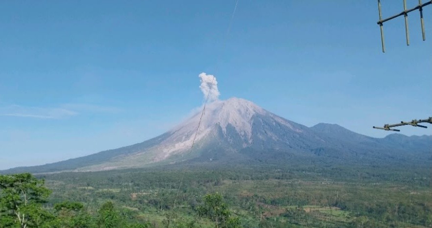 Gunung Semeru Lima Kali Erupsi pada Senin Pagi 26 Oktober 2026, Status Siaga. (Foto: PVMBG)