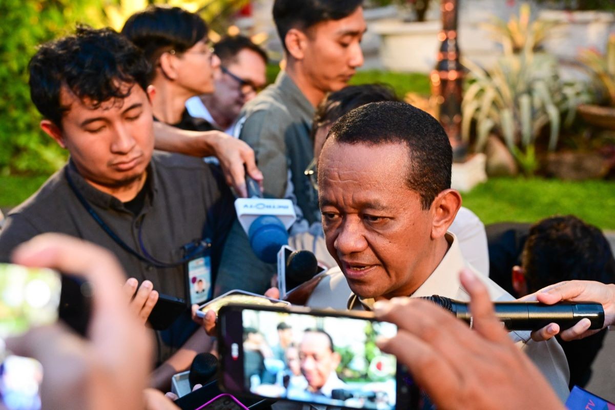 Bahlil Lapor ke Prabowo Soal Listrik Desa hingga Perkembangan Pabrik Baterai Mobil Listrik