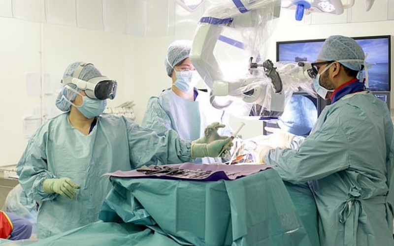 Apple Vision Pro digunakan untuk operasi oleh dokter asal Inggris (Daily Mail)
