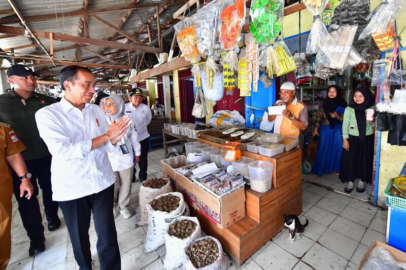 Jokowi Sidak Stok Bahan Pokok di Pasar Kawat Tanjung Balai Sumatera Utara. (Foto: MNC Media)