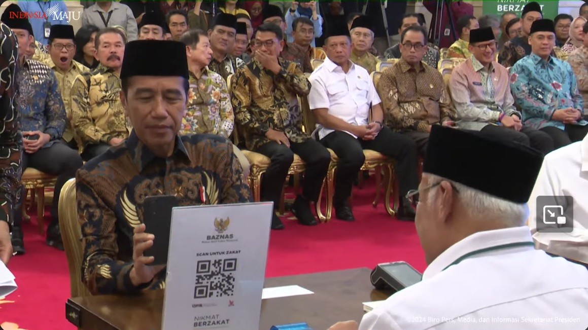 Jokowi dan Ma'ruf Amin Tunaikan Zakat Melalui Baznas di Istana. (Foto YouTube Setpres)