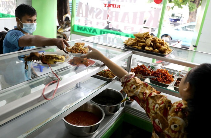 Putar Otak Pedagang Warteg di Tengah Harga Bahan Pokok Melonjak Naik. (Foto: MNC Media)