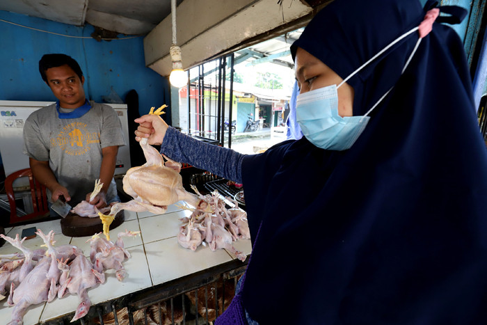Harga ayam potong dan telur belum stabil, pedagang mengeluh pembelian turun drastis
