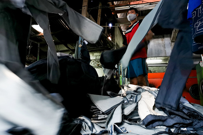 Praktik impor ilegal pakaian jadi ternyata menjadi salah satu biang kerok rusaknya industri tekstil dalam negeri.