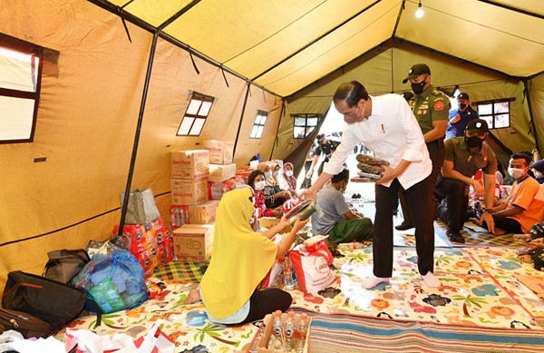 PLN Sambung Listrik 'Darurat' di 39 Posko Korban Gempa Cianjur. (Foto: MNC Media)