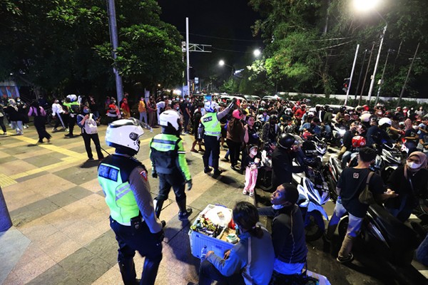 PPKM Level 3, Petugas Gabungan di Cirebon Bubarkan Kerumunan di Kafe (FOTO:MNC Media)