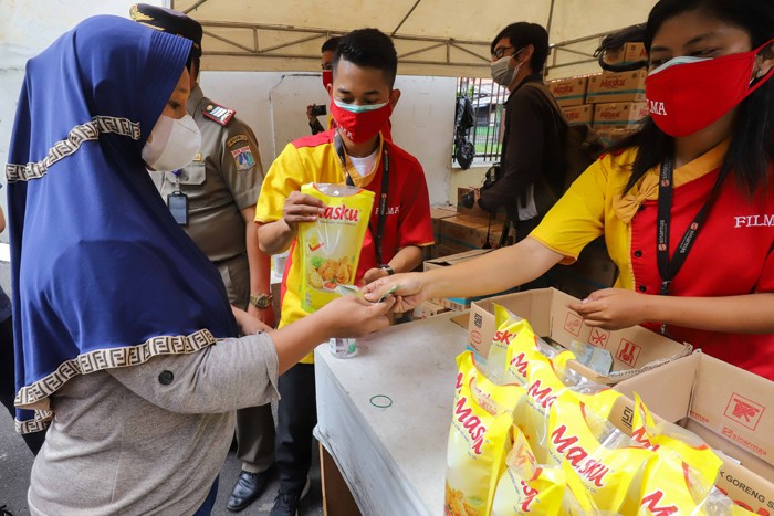 Emak-emak Akhirnya Lega, Bisa Beli Harga Minyak Goreng Seharga Rp14.000. (Foto: MNC Media)