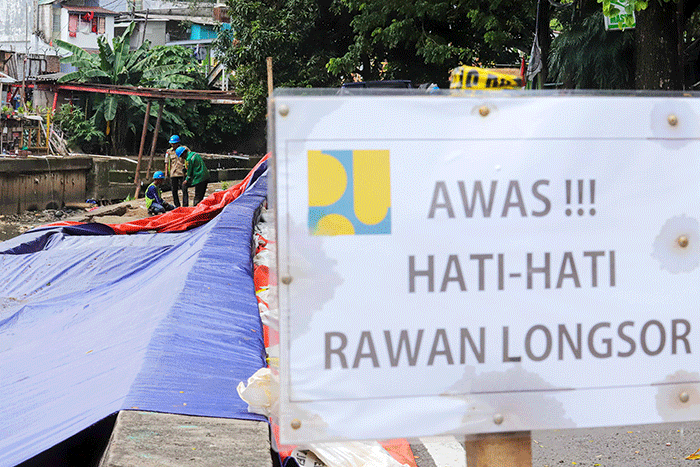 Jalan RA Kartini Jaksel Ambles Lagi, Warga: Banjir sampai Sepinggang. (Foto: MNC Media)